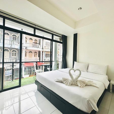 Hotel Beachwalk Patong Esterno foto