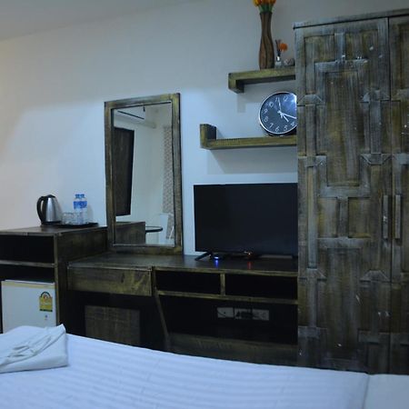 Hotel Beachwalk Patong Esterno foto