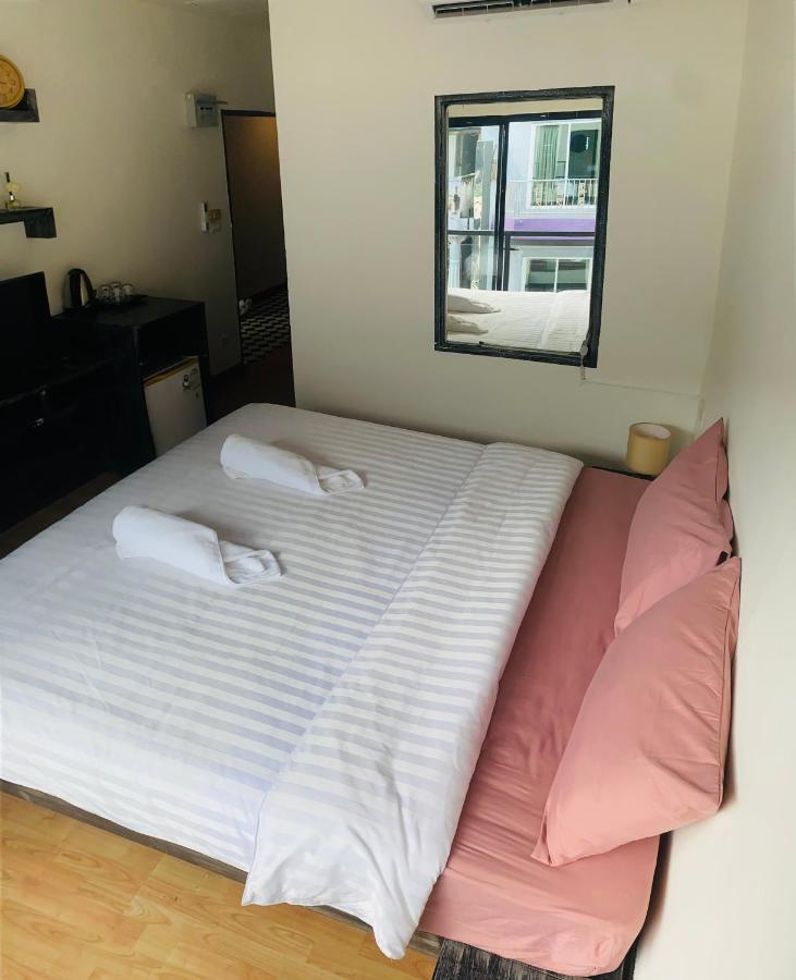 Hotel Beachwalk Patong Esterno foto