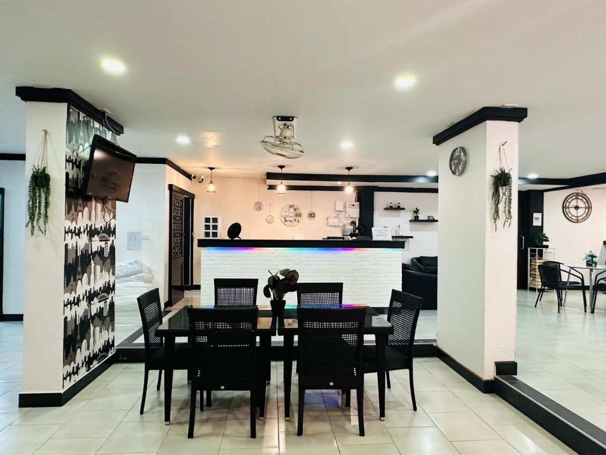Hotel Beachwalk Patong Esterno foto