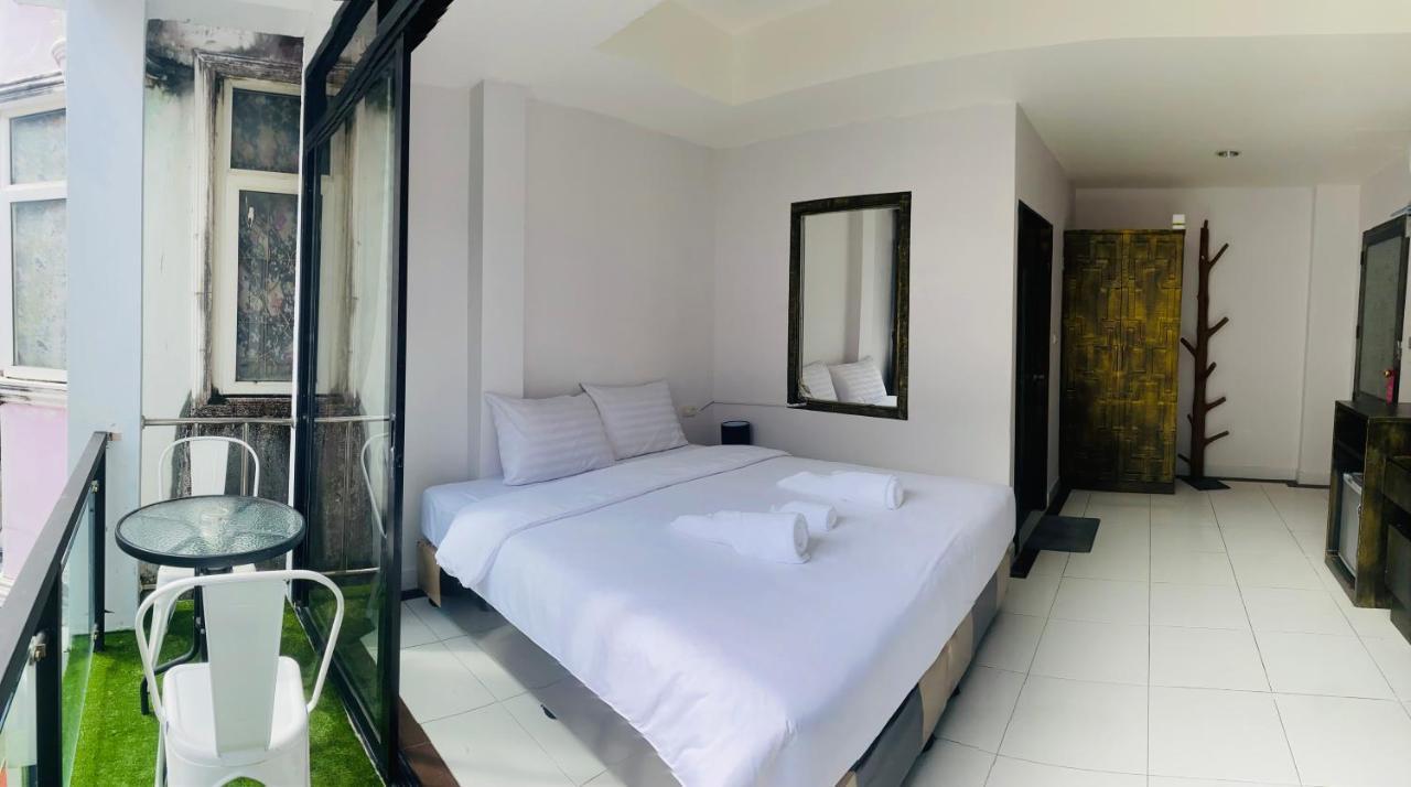 Hotel Beachwalk Patong Esterno foto