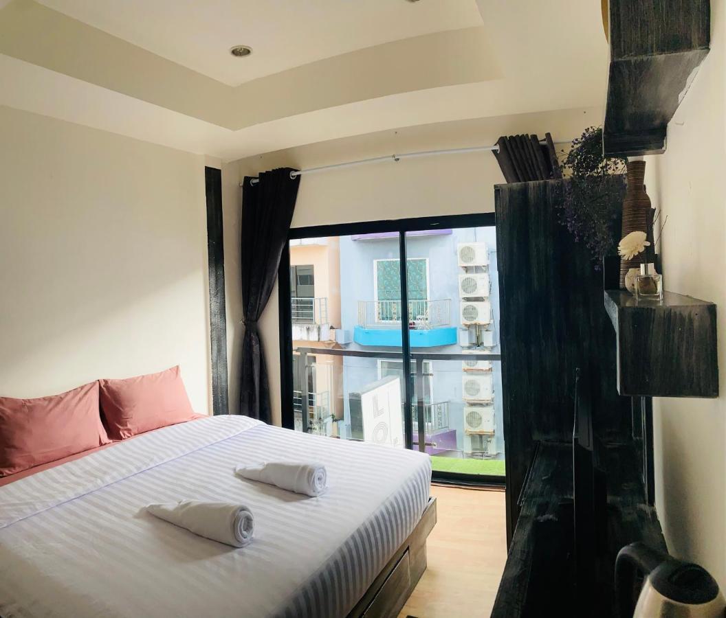 Hotel Beachwalk Patong Esterno foto