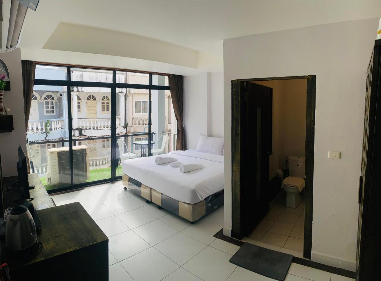 Hotel Beachwalk Patong Esterno foto