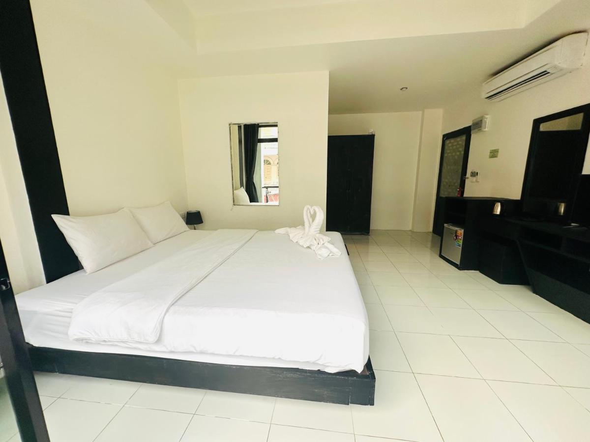 Hotel Beachwalk Patong Esterno foto