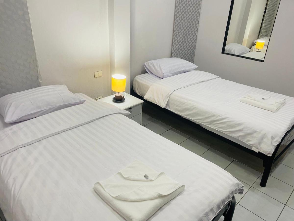 Hotel Beachwalk Patong Esterno foto