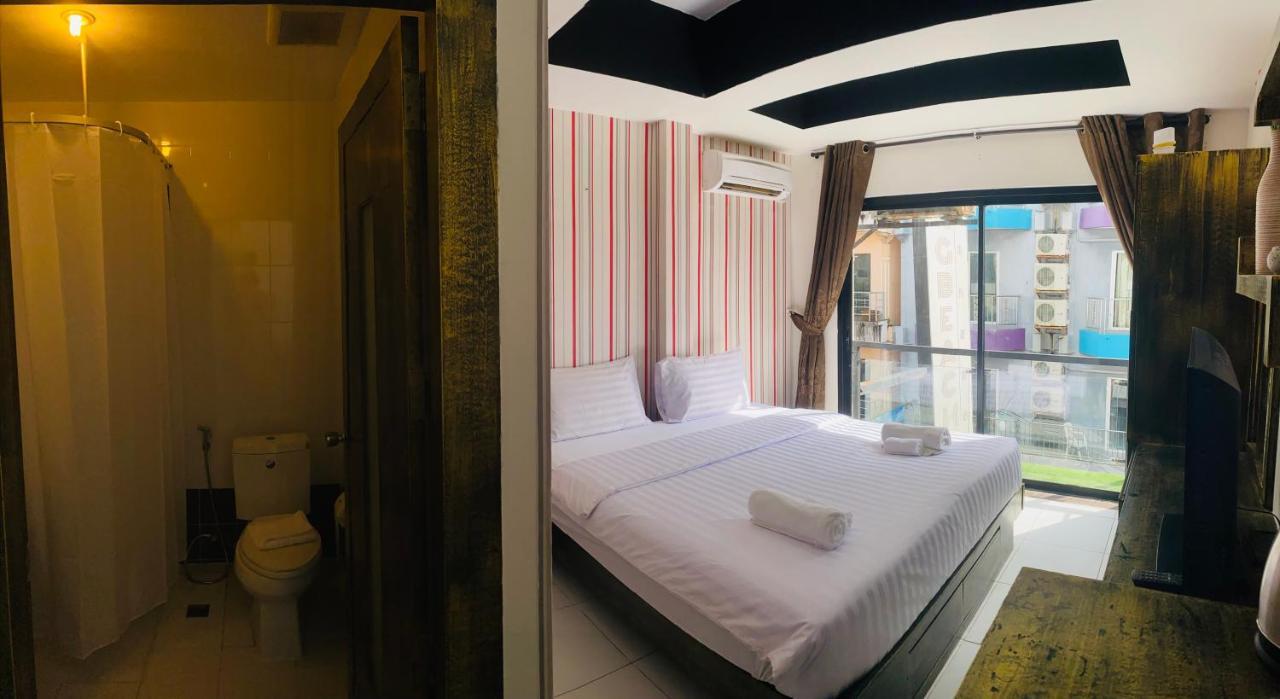 Hotel Beachwalk Patong Esterno foto