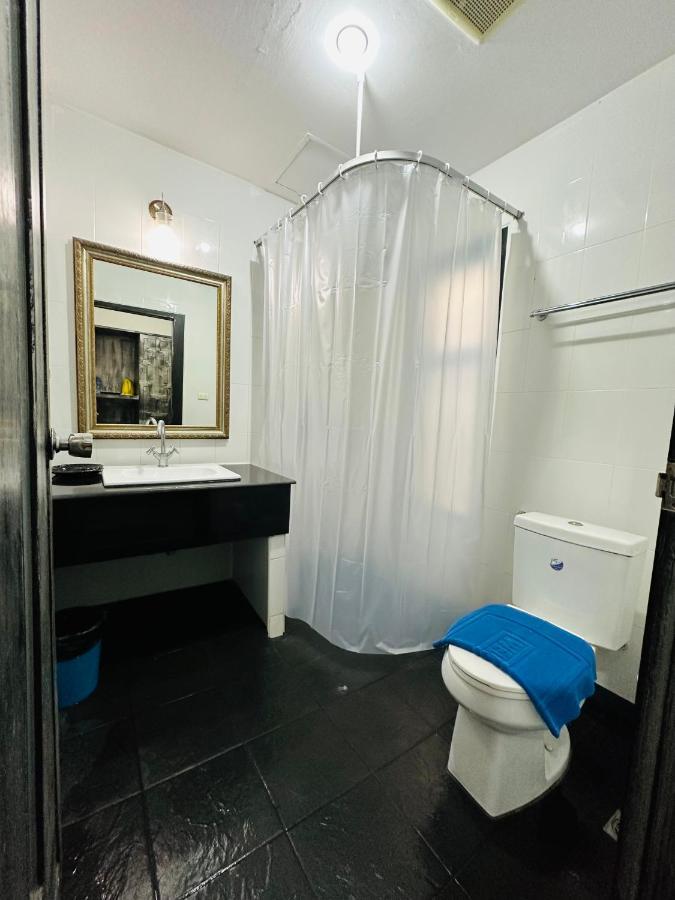 Hotel Beachwalk Patong Esterno foto