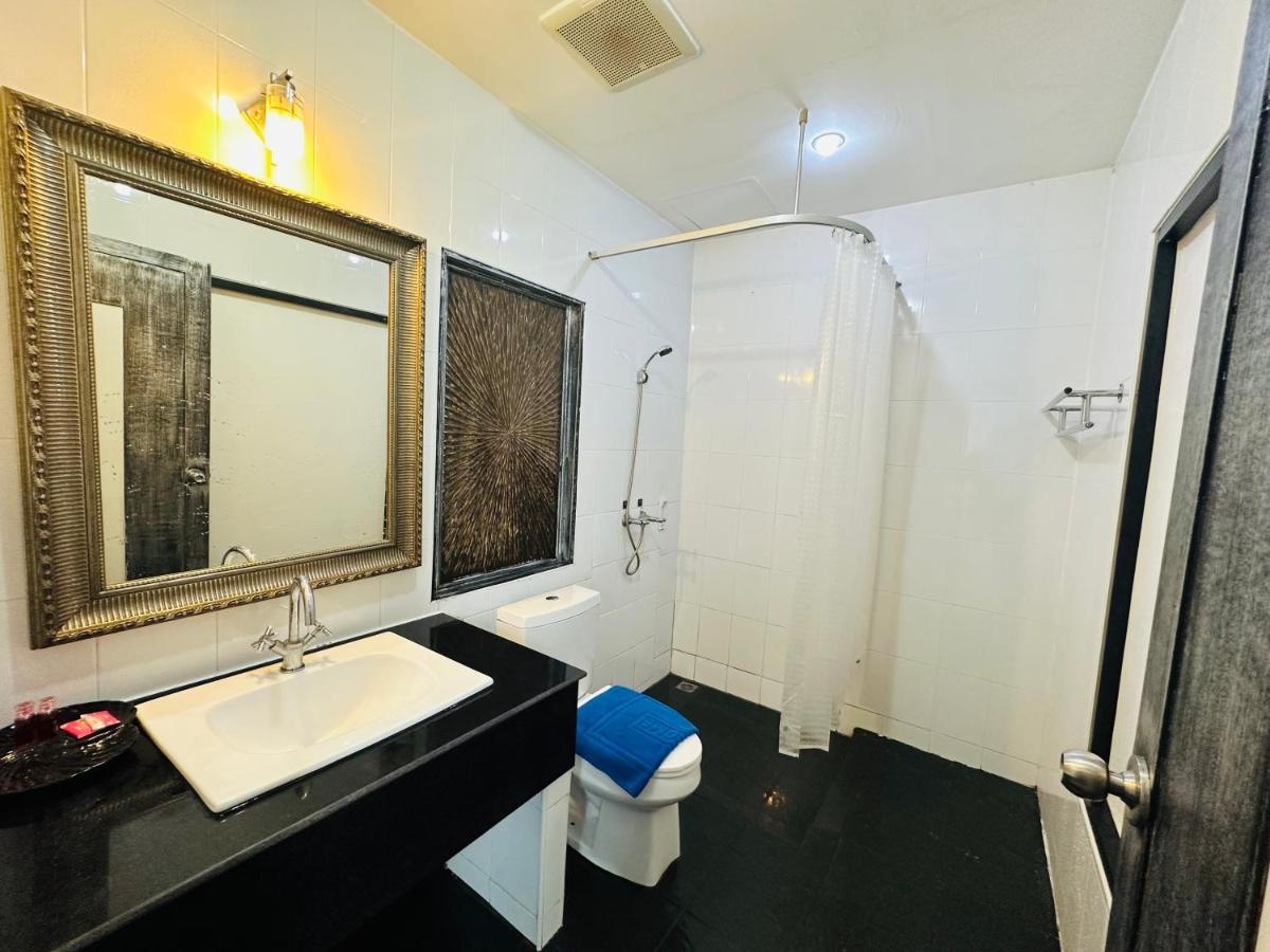 Hotel Beachwalk Patong Esterno foto