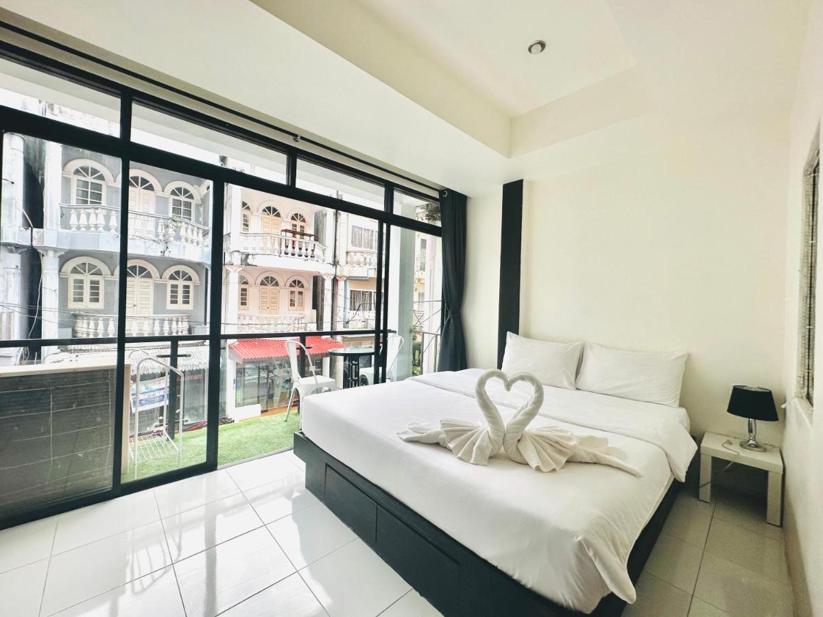 Hotel Beachwalk Patong Esterno foto