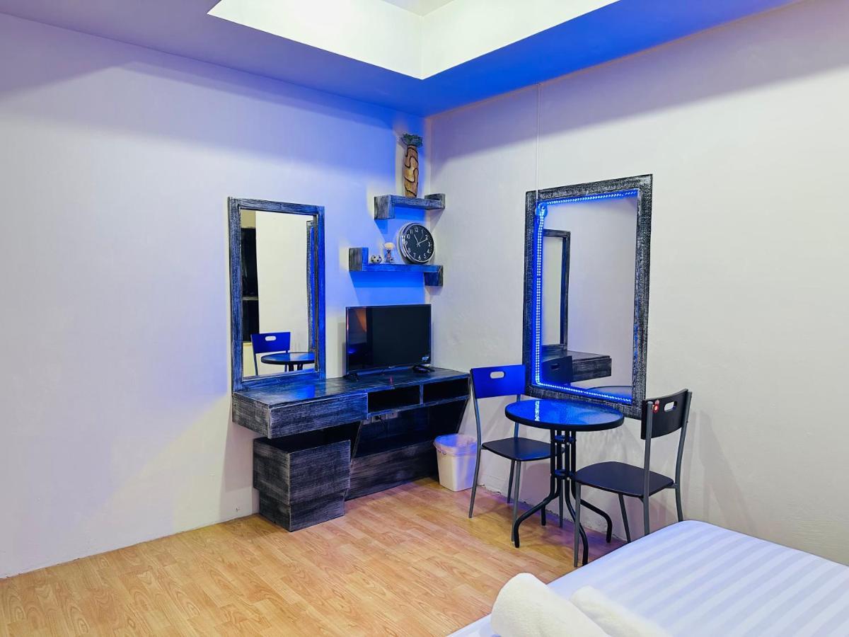 Hotel Beachwalk Patong Esterno foto
