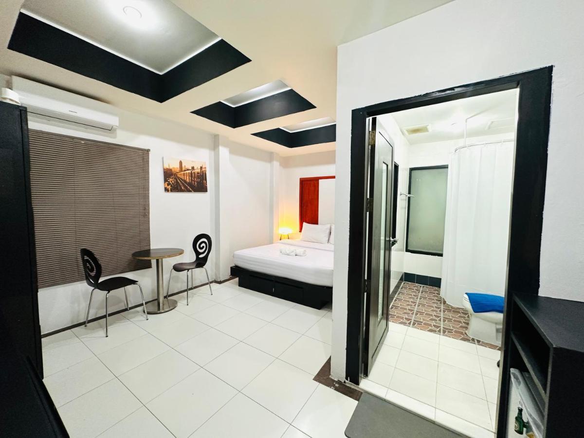 Hotel Beachwalk Patong Esterno foto