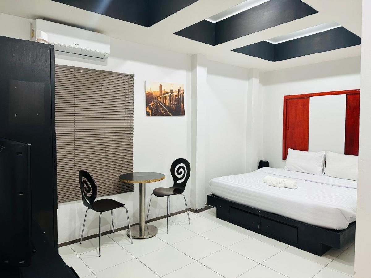 Hotel Beachwalk Patong Esterno foto