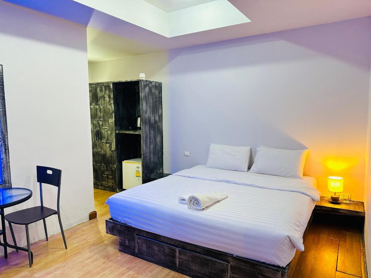 Hotel Beachwalk Patong Esterno foto