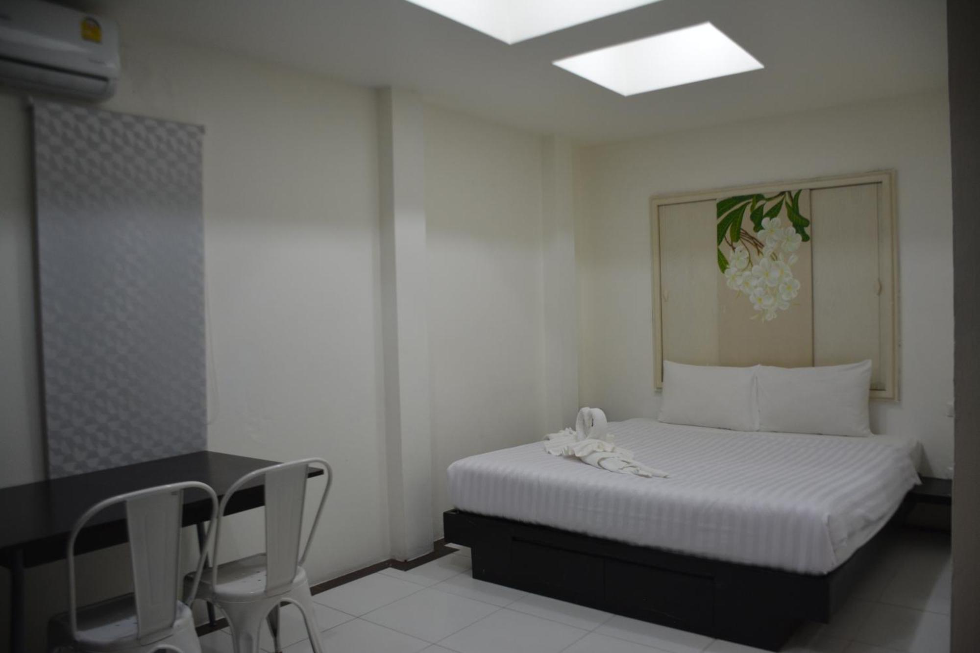 Hotel Beachwalk Patong Esterno foto