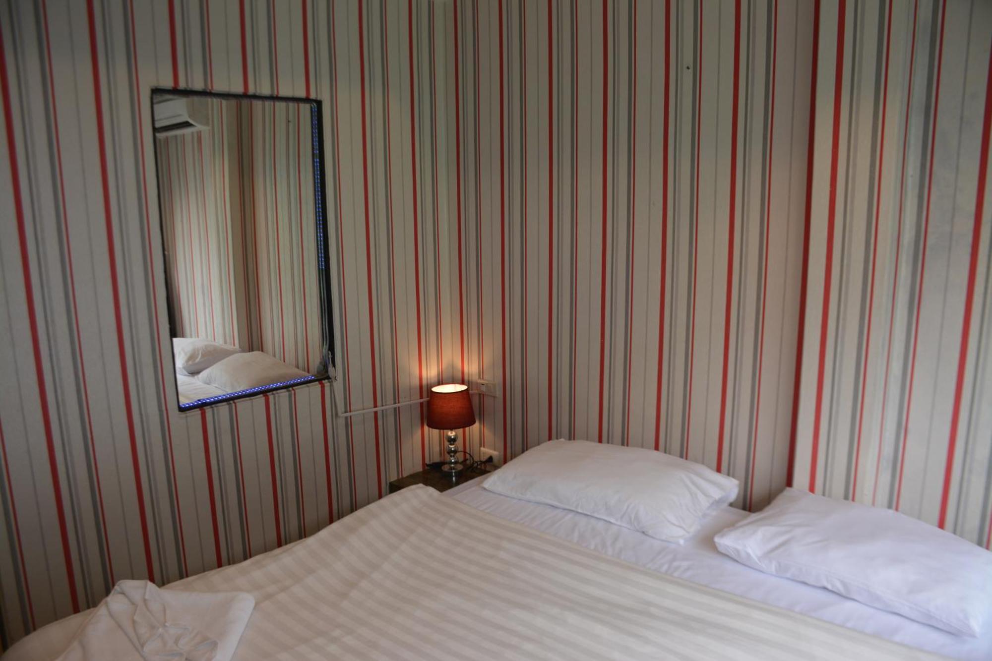 Hotel Beachwalk Patong Esterno foto
