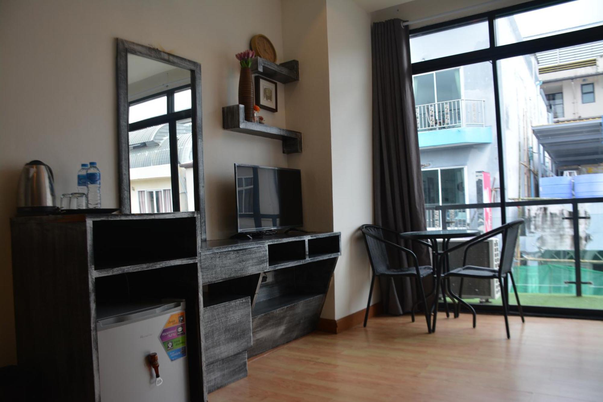 Hotel Beachwalk Patong Esterno foto