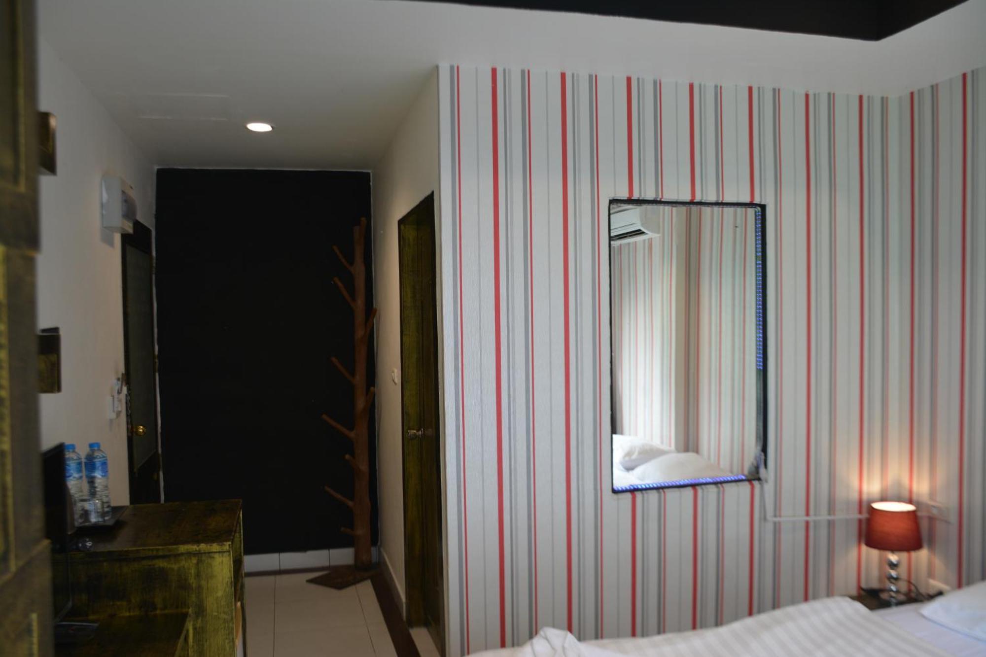Hotel Beachwalk Patong Esterno foto