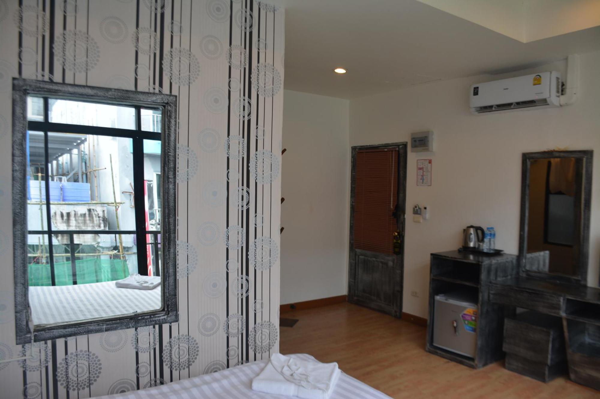 Hotel Beachwalk Patong Esterno foto