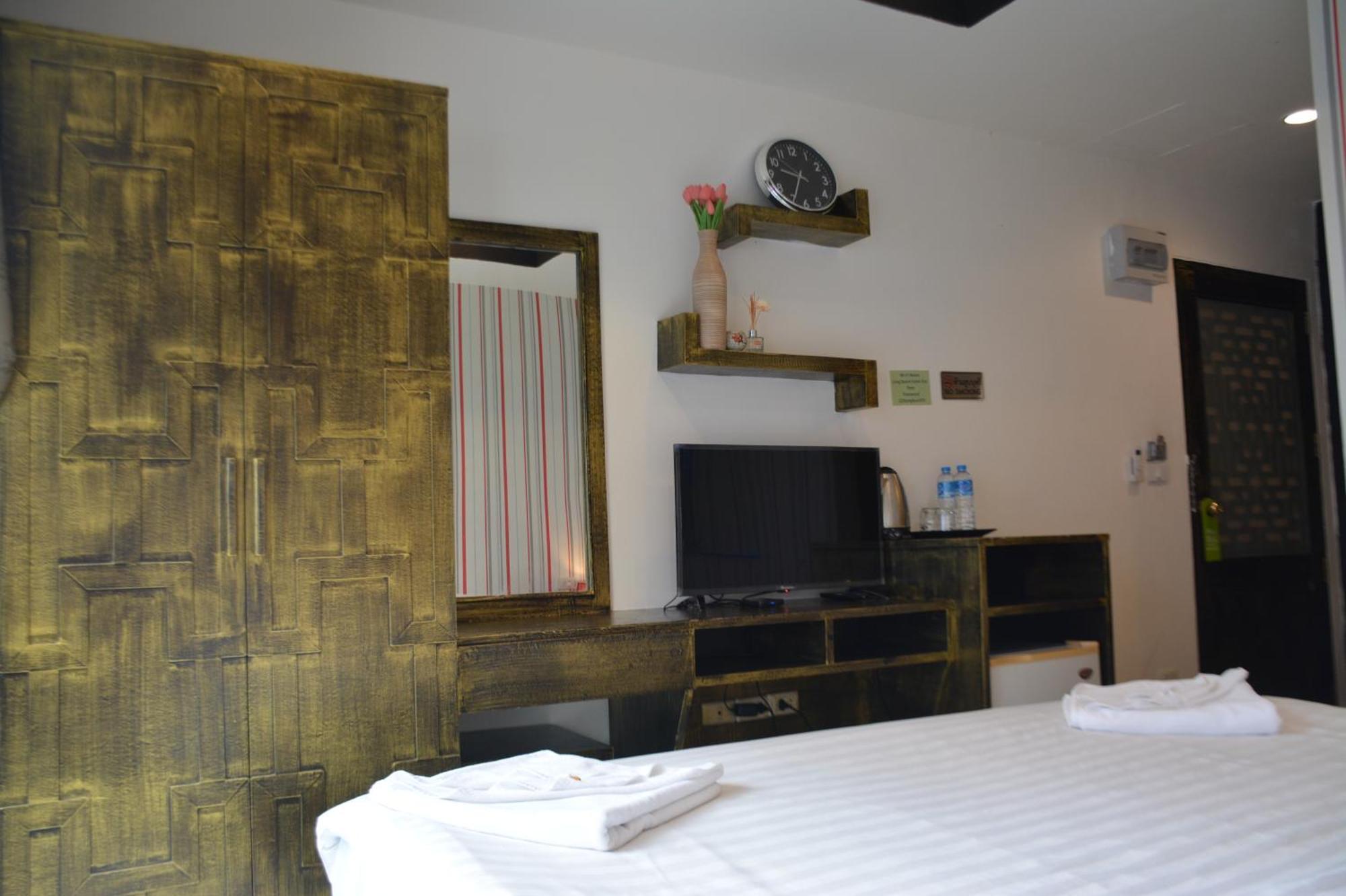 Hotel Beachwalk Patong Esterno foto