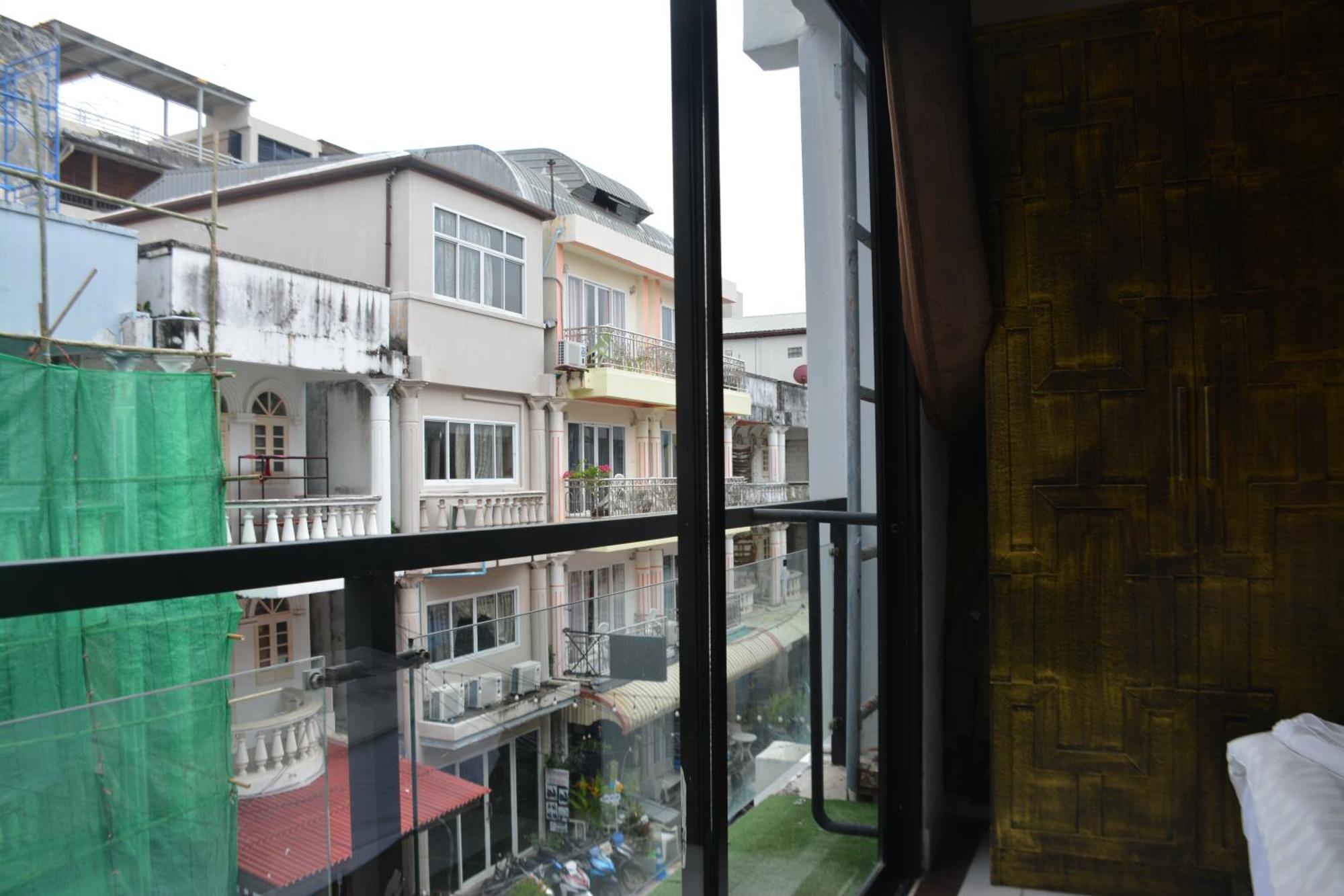 Hotel Beachwalk Patong Esterno foto